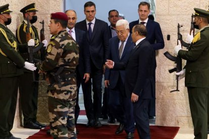 Pedro Sánchez, junto al presidente de Palestina Mahmoud Abbas, y el primer ministro belga, Alexander De Croo, en Ramala. ALAA BADARNEH