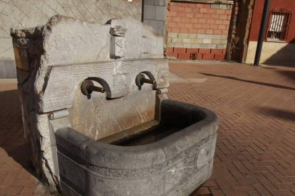 La fuente de Puente Castro, uno de los siete pozos naturales.