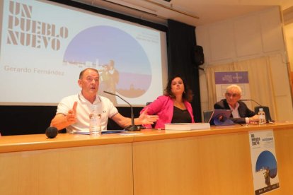 Gerardo Fernández, Mariola Estrada y Luis del Olmo, ayer en la Casa de la Cultura. L. DE LA MATA