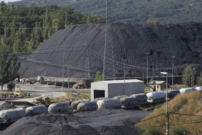 Montañas de carbón apilado en la central térmica de La Robla.