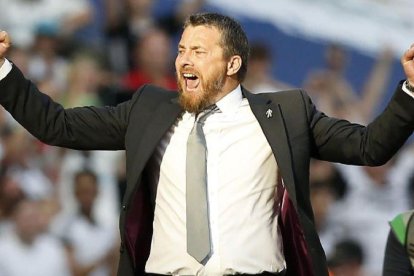 Jokanovic, técnico del Fulham, celebra eufórico el ascenso.