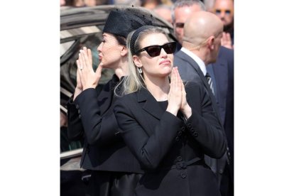 Elenora y Barbara Berlusconi agradecen a la multitud reunida frente a la Catedral de Milán (Duomo) su presencia en el funeral de Estado de su padre, el exprimer ministro italiano y magnate de los medios de comunicación Silvio Berlusconi