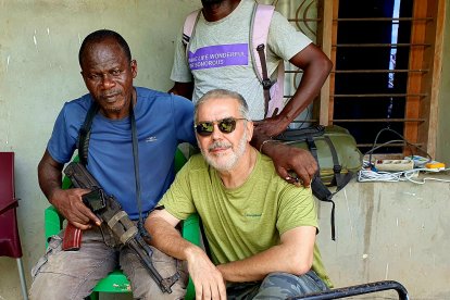 El periodista Manuel Félix con el subdirector de la Reserva de Lomako en la zona conflictiva de Basankuso (Congo). DL