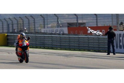 Dani Pedrosa celebra la victoria en la recta de meta del circuito de Alcañiz.	Dani Pedrosa celebra la victoria en la recta de meta del circuito de Alcañiz.