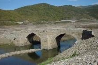 El puente de Pedrosa, aún en pie, tras veinte inviernos bajo el agua