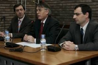 Javier Martínez, Francisco Álvarez y José Manuel Cendón, en el transcurso del acto inaugural de ayer