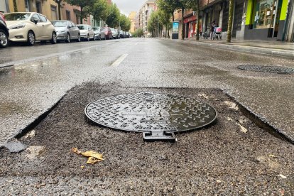 Una alcantarilla en Mariano Andrés en una imagen tomada por el PP. DL