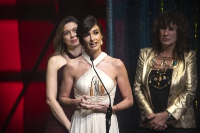 Paz Vega recibe un reconocimiento al comienzo de este año durante la ceremonia inaugural de la XV edición del Festival de Cine Global de Santo Domingo, en Santo Domingo (República Dominicana). EFE / ORLANDO BARRÍA.