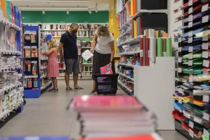 Las familias compran todo el material necesario para el curso académico. ANA ESCOBAR