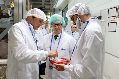 El consejero de Industria, Mariano Veganzones, visita Lactiber León para conocer los avances en I+D+i y en seguridad alimentaria. JCYL