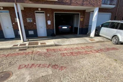 Foto hecha pública por el alcalde con las pintadas en su domicilio. DL