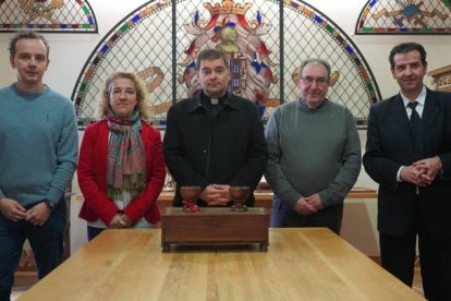 El equipo, junto a la urna histórica en la que el cabildo vota sus decisiones. J. NOTARIO