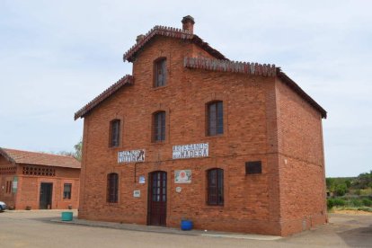 Imagen de la fachada principal del edificio de la antigua estación de tren de Fresno de la Vega. MEDINA