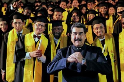 Maduro en la graduación de estudiantes de medicina en Caracas.