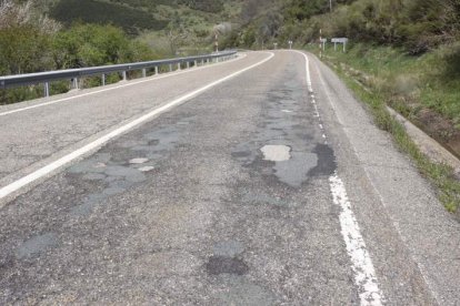 Estado de un tramo de carretera entre Riaño y Vegacerneja de la N-625. CAMPOS