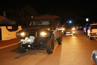 Efectivos de las fuerzas especiales de la policía francesa abandonan el lugar del ataque, tras abatir al agresor. esta madrugada en Magnanville, cerca de París.