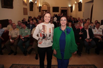 La directora del Centro Financiero de Excelencia de Hoffmann-La Roche, Noelia Silván, con Nuria González Rabanal, decana Colegio de Economistas de León. peio garcía