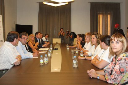 Las mujeres de los mineros en la reunión con Isabel Carrasco en la Diputación.