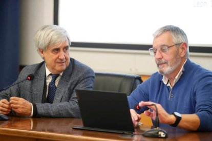 Juan José Badiola, a la izquierda, en la Facultad de Ciencias Biológicas de León. RAMIRO