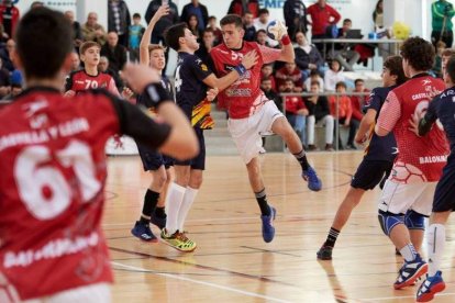 El equipo infantil masculino de Castilla y León no pudo con Aragón en la jornada inaugural. DL