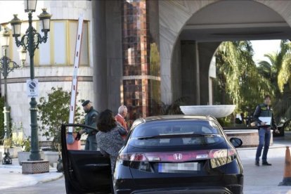 La Guardia Civil en la puerta del edificio Gray d'Albion en la localidad malaguena de Marbella.