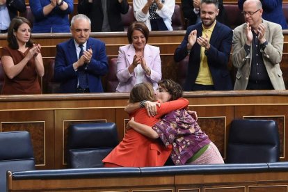 La ministra de Justicia, Dolores Delgado recibe el apoyo de la ministra de Hacienda, María Jesús Montero. FERNANDO VILLAR