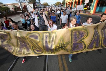 Más de 200 personas se manifiestan en las calles de Arizona en contra de la nueva norma.