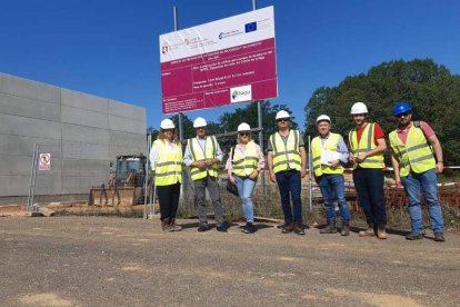 Los responsables de la institución frente al cartel de la obra en Celada. DL