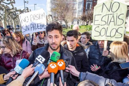 Los exjugadores de la Arandina, Víctor Rodríguez (i) y Raúl Calvo (d) se dirigen a los medios. SANTI OTERO