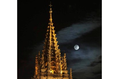 Vista de la torre de la catedral de Oviedo con la Luna en creciente el lunes. J. L. CEREIJIDO