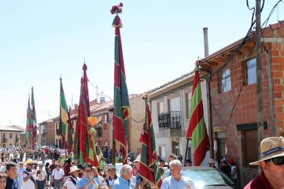 Pendones, ayer en las calles de Valdevimbre.