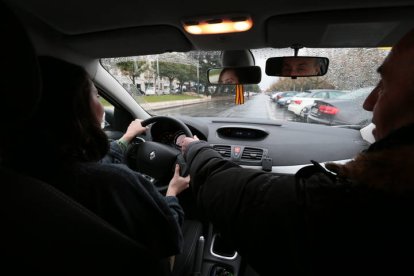 Una alumna recibe una clase para aprender a conducir. JESÚS F. SALVADORES