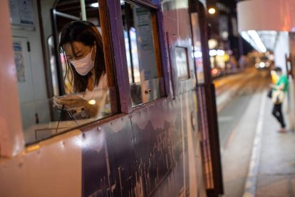 Una honkonesa en el metro de la ciudad asiática. JÉROME FAUVRE