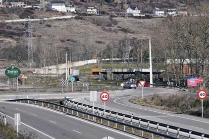 La autovía de Ponferrada a La Espina lleva ya décadas parada en Toreno. L. DE LA MATA