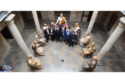 Autoridades, cofrades y artista, ayer en el Museo del Bierzo junto a las esculturas del paso de la Santa Cena. ANA F. BARREDO