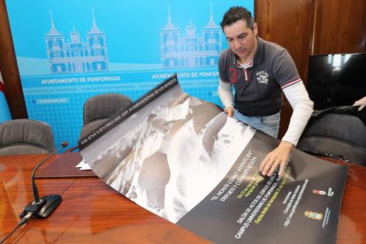 El concejal de Medio Ambiente, Roberto Mendo, con el cartel anunciador de las ponencias. L. DE LA MATA