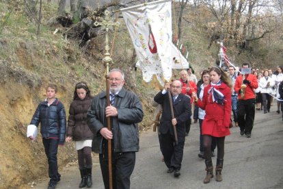 El viento hizo muy dificil procesionar con los estandartes en ciertos momentos de la procesión.