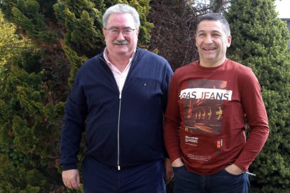 Ángel Rivero, el presidente de la Federación de Lucha Leonesa, junto a Héctor de Castro, uno de sus hombres de confianza para que el arraigado deporte autóctono siga creciendo. RAMIRO