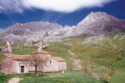 Iglesia de Torrestío, digna de ver, del siglo XVIII. CUATRO VALLES