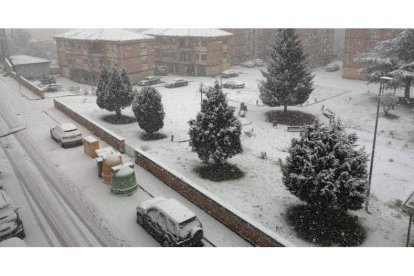 Nieve caída ayer a primera hora en Cistierna. CAMPOS