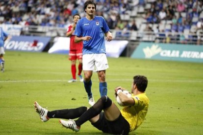 Jairo Cárcaba en un lance del partido de Copa frente al Fuenlabrada permanece atento a lo que hace el guardameta del equipo rival.