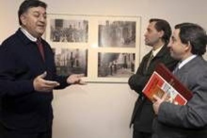 José Andrés Casquero, izquierda, explica la exposición fotográfica «La Guerra Civil en Zamora»