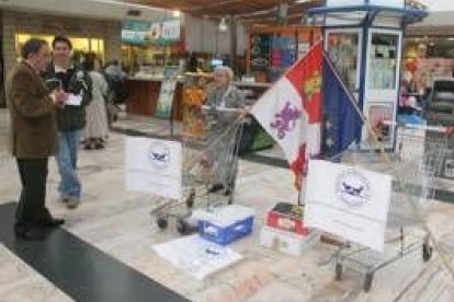 Voluntarios del Banco de Alimentos recogiendo donaciones