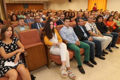 Alumnos, profesores y autoridades, durante el acto de apertura del curso académico en el Campus de Ponferrada. L. DE LA MATA