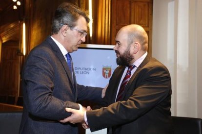 El presidente de la Diputación de León, Juan Martínez Majo, firma un protocolo de colaboración con el gobernador del Estado de Laponia en Finlandia, Mika Riipi