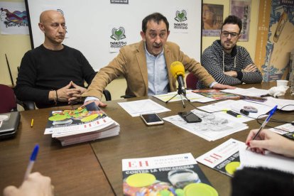 Javier Sarmiento, Pedro Escolar y José Luis Asensio, en la sede de Stele. F. OTERO PERANDONES