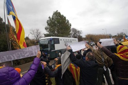 Los manifestantes apoyan a los nueve presos independentistas trasladados a Madrid. QUIQUE GARCÍA