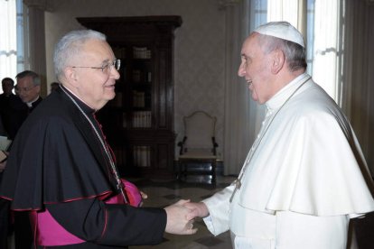 Monseñor Julián López saluda al papa durante el encuentro con los obispos españoles.