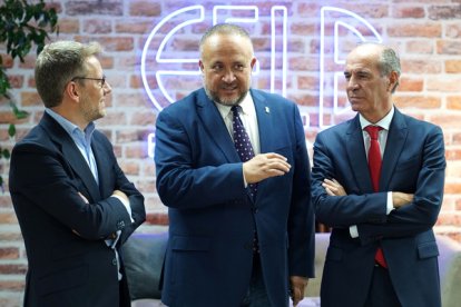 El presidente de la Diputación, Gerardo Álvarez Courel, asiste a la inauguración de una nueva Oficina Acelera Pyme en la provincia de León puesta en marcha por la Fele. Junto a él, el presidente de la entidad, Jesús María Vallejo (D) y el secretario general adjunto, Enrique Suárez (I)   CAMPILLO