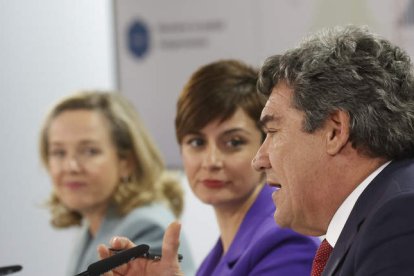 Nadia Calviño, Isabel Rodríguez y José Luis Escrivá, ayer tras el Consejo de Ministros en la que no estuvo Ione Belarra. JAVIER LIZÓN